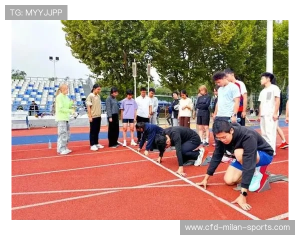 田径俱乐部举办家庭跑步日活动增强亲子互动，田径队跑步训练视频